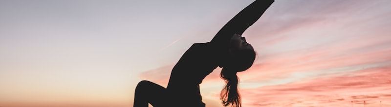 学员在宁静环境中练习瑜伽，动作优雅舒展