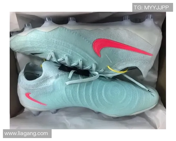 柠檬黄色GX足球鞋球星款亮眼登场助力赛场表现超群